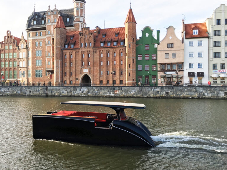 Solliner 21 - solar powered electric luxury catamaran